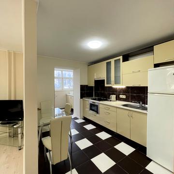 Рибальська вул., 8