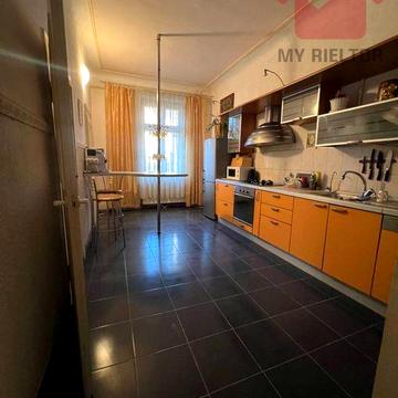 Продаж трикімнатної квартири пл.Корятовича.