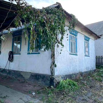 Пів будинку біля річки, вул. Шевченко