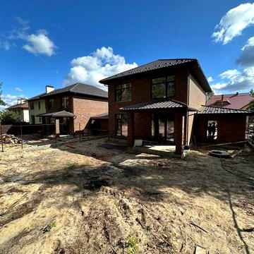 Стильний будинок з прямим вихідом в ліс