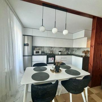 Здається трьох кімнатна квартира на довготривалу оренду