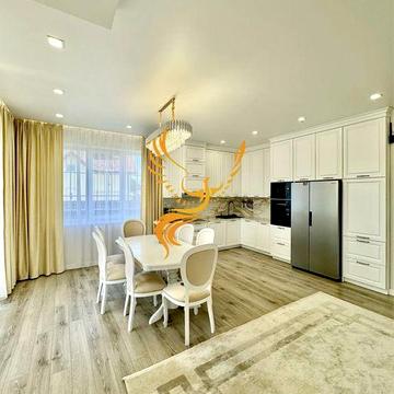 Продаж шикарного будинку в місті, біля озера та парку ім. Т. Шевченка