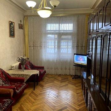 СДАЁТСЯ ВПЕРВЫЕ! Чистая  просторная  2-х комнатную сталинку в центре.