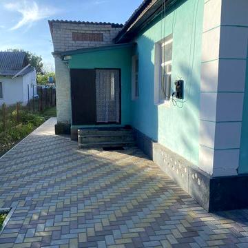 Продається будинок біля лісу.