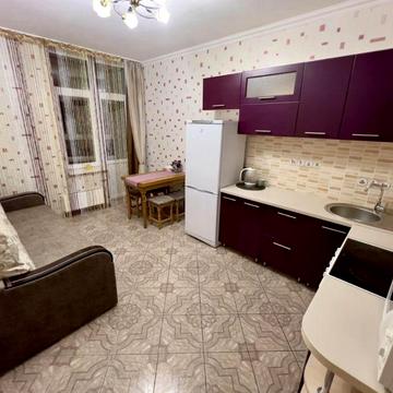 Анни Ахматової вул., 32/18