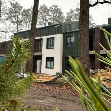 Сучасний таунхаус біля озера в Ірпені