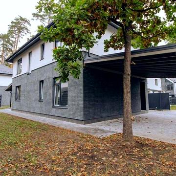 Сучасний будинок з чистовим оздобленням.