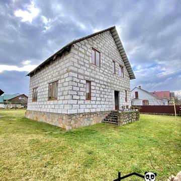 Продається затишний будинок, неподалік від центру міста.