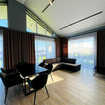 Продається капітальний котедж з ремонтом та меблями поблизу міста