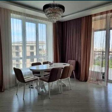 Гарна квартира в новому будинку з ремонтом біля моря