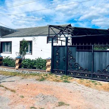 Продається добротний будинок в Богодухові,