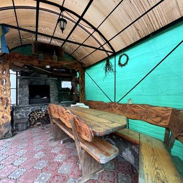 Продаж двоповерхового будинку з банею та ставком