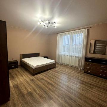 Простора 2-кімнатна квартира в центрі міста;довгострокова оренда