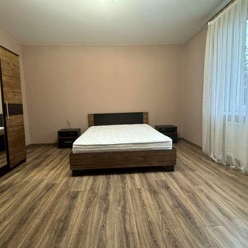 Простора 2-кімнатна квартира в центрі міста;довгострокова оренда