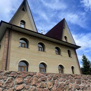 Продаж квартири в будинку з власною закритою територією.