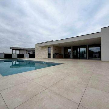 Продажа стильного одноэтажного дома с бассейном в Совиньоне.