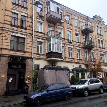 Продається 2 кімнатна квартира по  вул.Івана Франка 16/2. Без комісії.