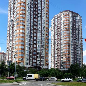 Анни Ахматової вул., 32/18