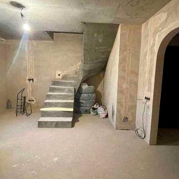 Гетьманська вул., 8