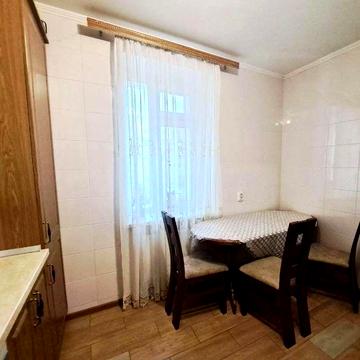 Симона Петлюри 21 гарна квартира з парковкою