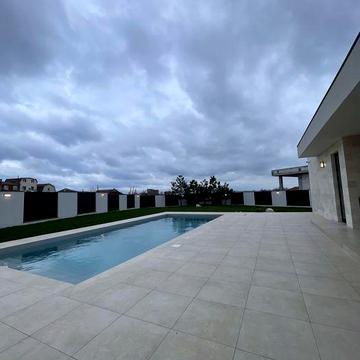 Стильний сучасний будинок в Совіньон-Люстдорфі.