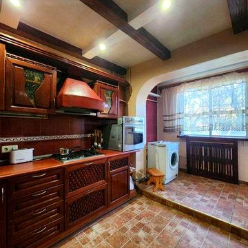 Продам простору 3-кімнатну квартиру на Заболотного