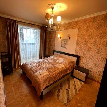 Сдам трехкомнатную Таирова Глушко,Киевский рынок