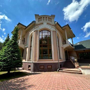 Будинок в лісовій частині передмістя Києва. Блиставиця