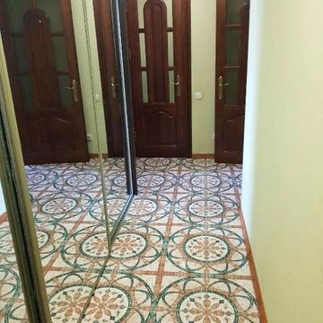 1 к біля Центру та Східного( 10 хв пішки)