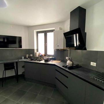 ДВІ КВАРТИРИ з власним подвірям на певний термін