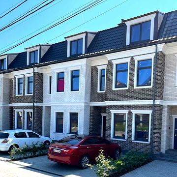 Таунхаус Стоянка 2  закрита вулиця з охороною ! СЕРТИФІКАТ - ТАК!