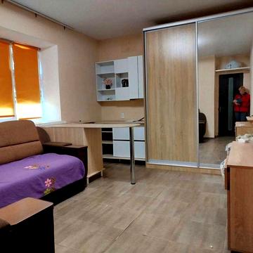 Продається двокімнатна квартира .Ціна 12 000 доларів.