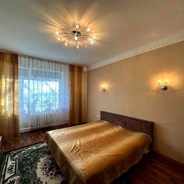 ТРИКІМНАТНА, район СК «Дніпровець»