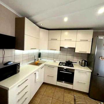 Продам 3х комн кв м Дворец Спорта бул Юрьева 3/5 с капит ремонтом, меб