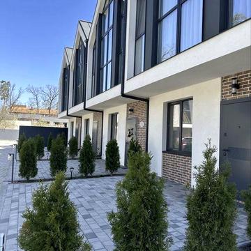 Таунхаус в ценрі Бучі. Газифікований. Обжите котеджне містечко.