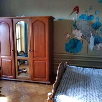 Здається двох поверховий будинок, проживання з хазяйкою