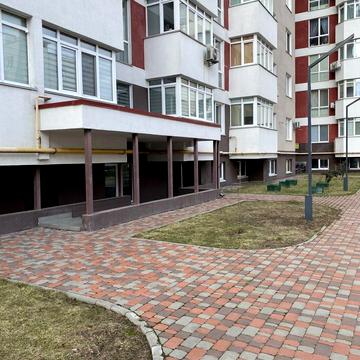 Єдності вул., 4