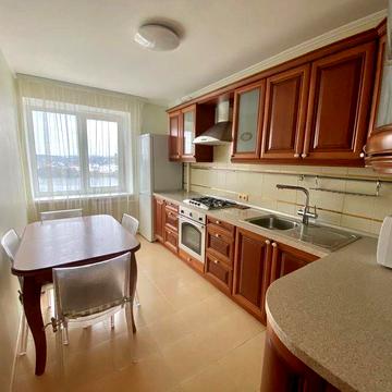 Продається 3-кімнатна квартира з гаражем від власника