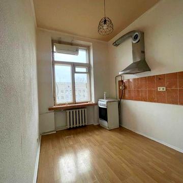 Двокімнатна сталінка, центр, біля метро Палац Украіна (200 м)