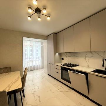 Здається 2-х к квартира в центрі, перша здача, жк закритого типу