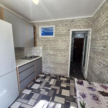 Академіка Доброхотова вул., 11