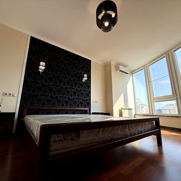 Дніпровська набережна вул., 19