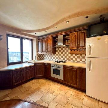 3 К квартира+ гараж в центрі по вигідній ціні.Гостомель