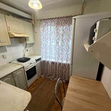 Роздільна 3к, м Шулявська 20хв пішки, є газ, низький поверх