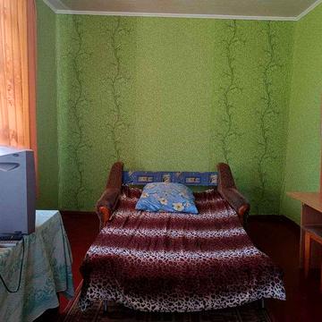 сдается однокомнатная квартира -2 этаж. в центре г.Люботина .. 2000гр