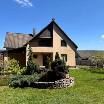 Двох поверховий сучасний будинок в затишному місці