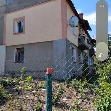 Продам затишну 3-кімнатну квартиру з власним подвір’ям і двоповерховим жк