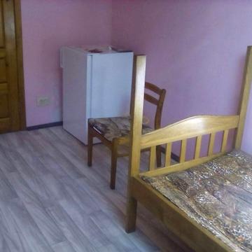 Сдам гостинку  на м Левада.