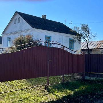 Продам будинок із земельною ділянкою в селі Країв