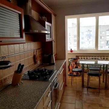 Здається квартира, тихий центр. Світло не вимикають.